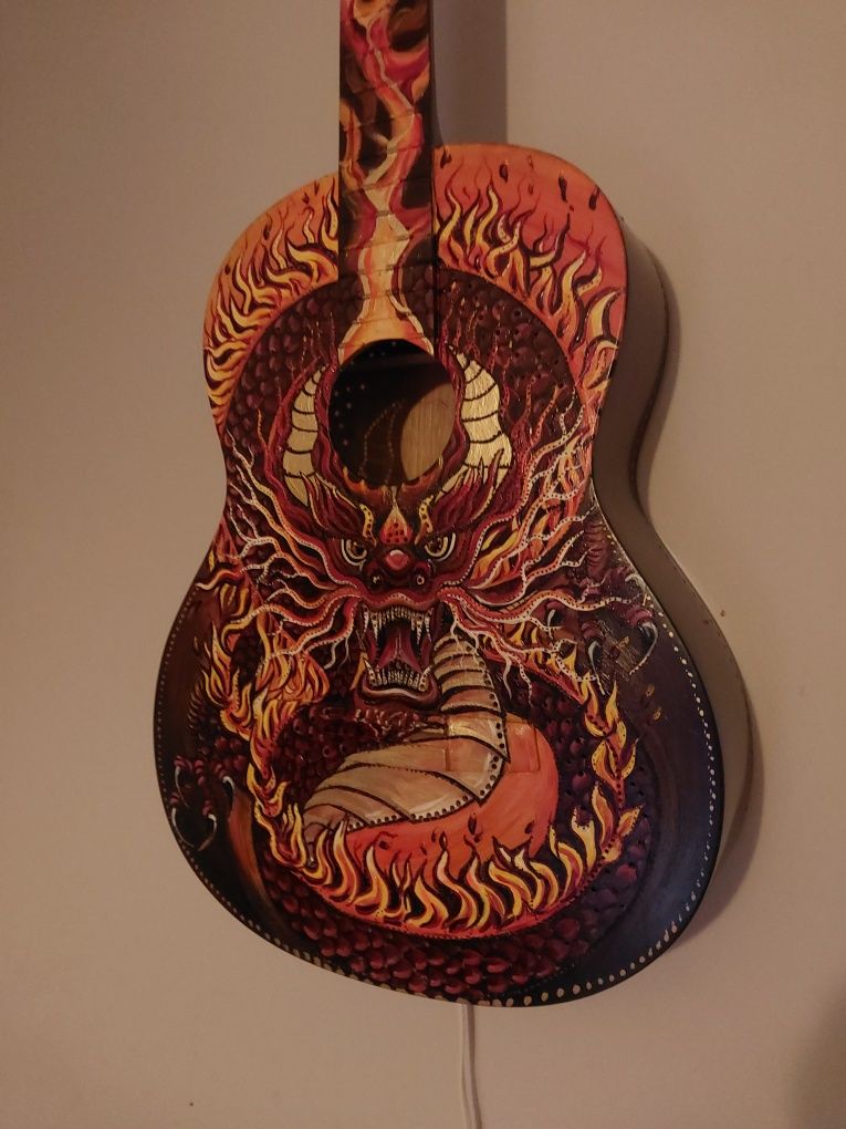 Lampa, gitara ,obraz, smok