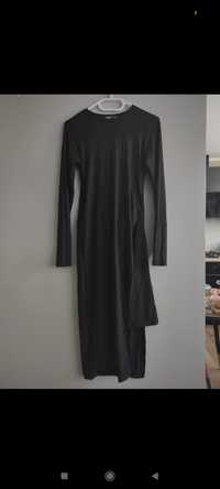 Czarna długa sukienka z przedłużanym tyłem