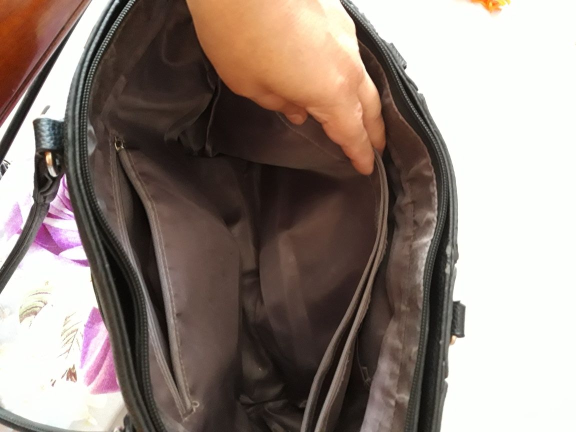 Czarna torebka damska na ramię mieści format A4