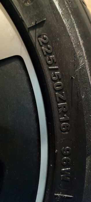 Rodas da Mercedes originais novas com 4 pneus dois novos e dois bons