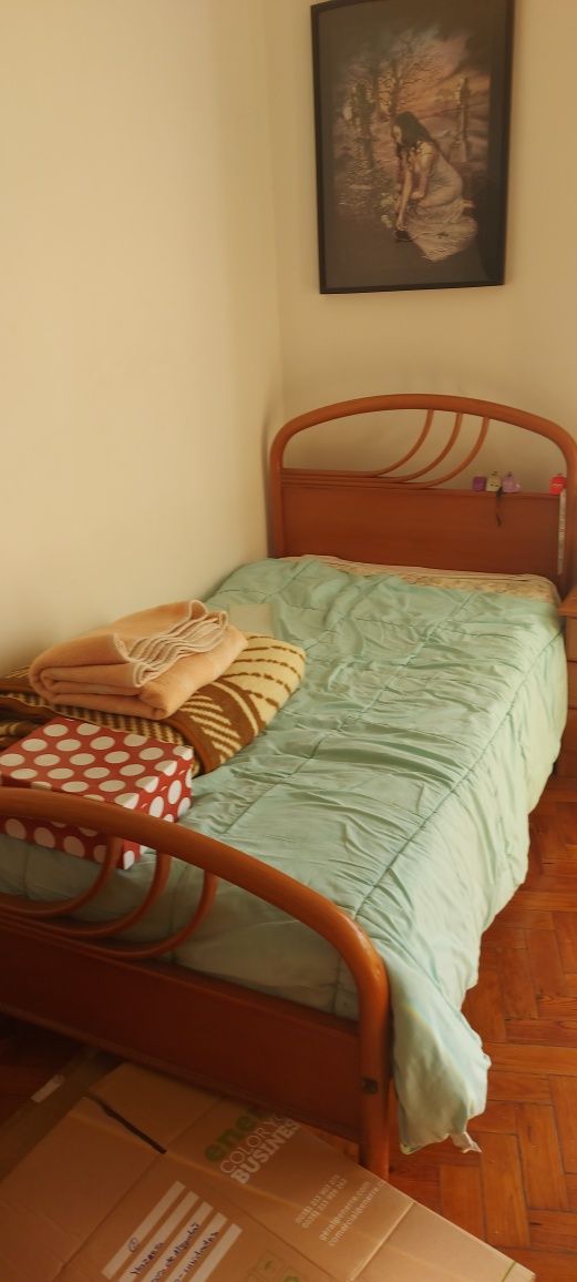 Cama solteiro, roupeiro e mesa cabeceira