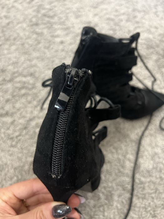 Czarne botki/sandałki na szpilce z wiązaniem – r. 36