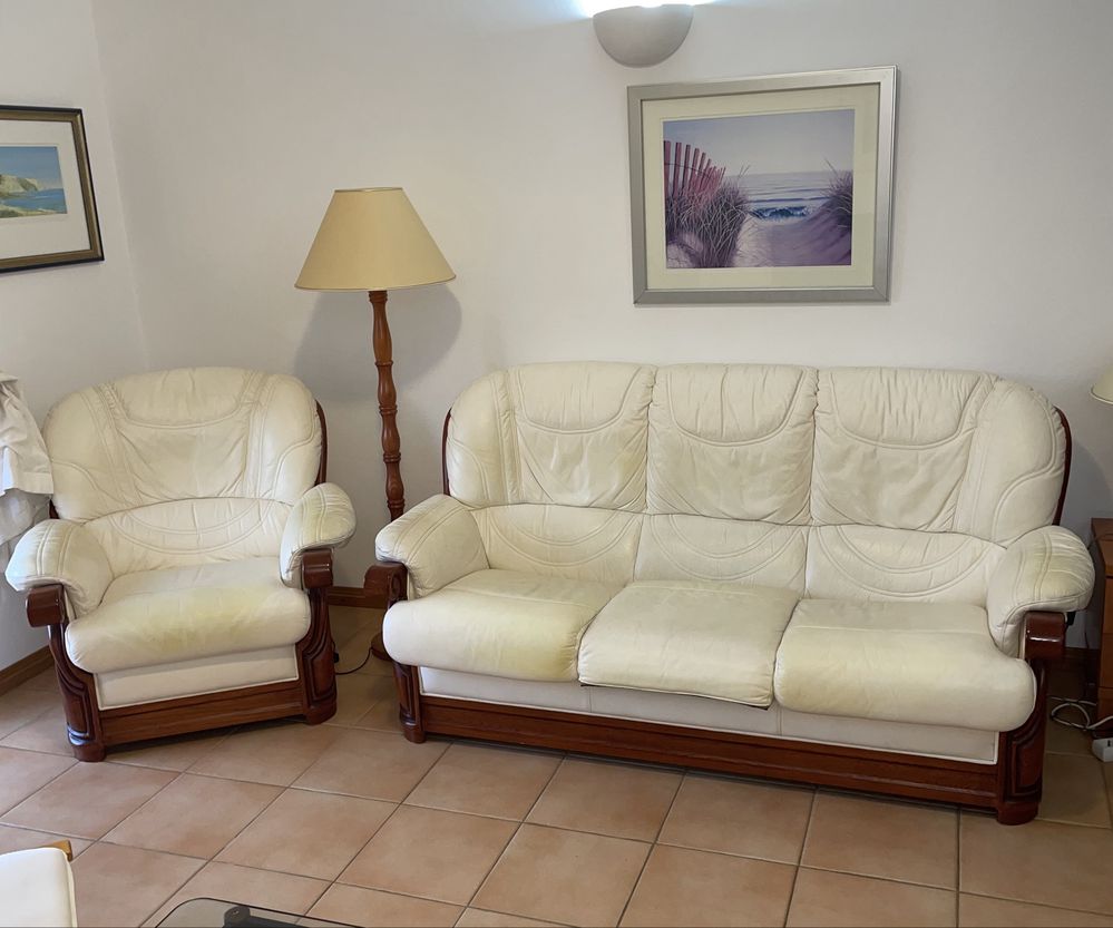 Conjunto de um sofá e duas poltronas em pele de cor branca