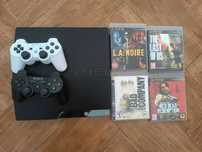 PS3 com comandos e jogos