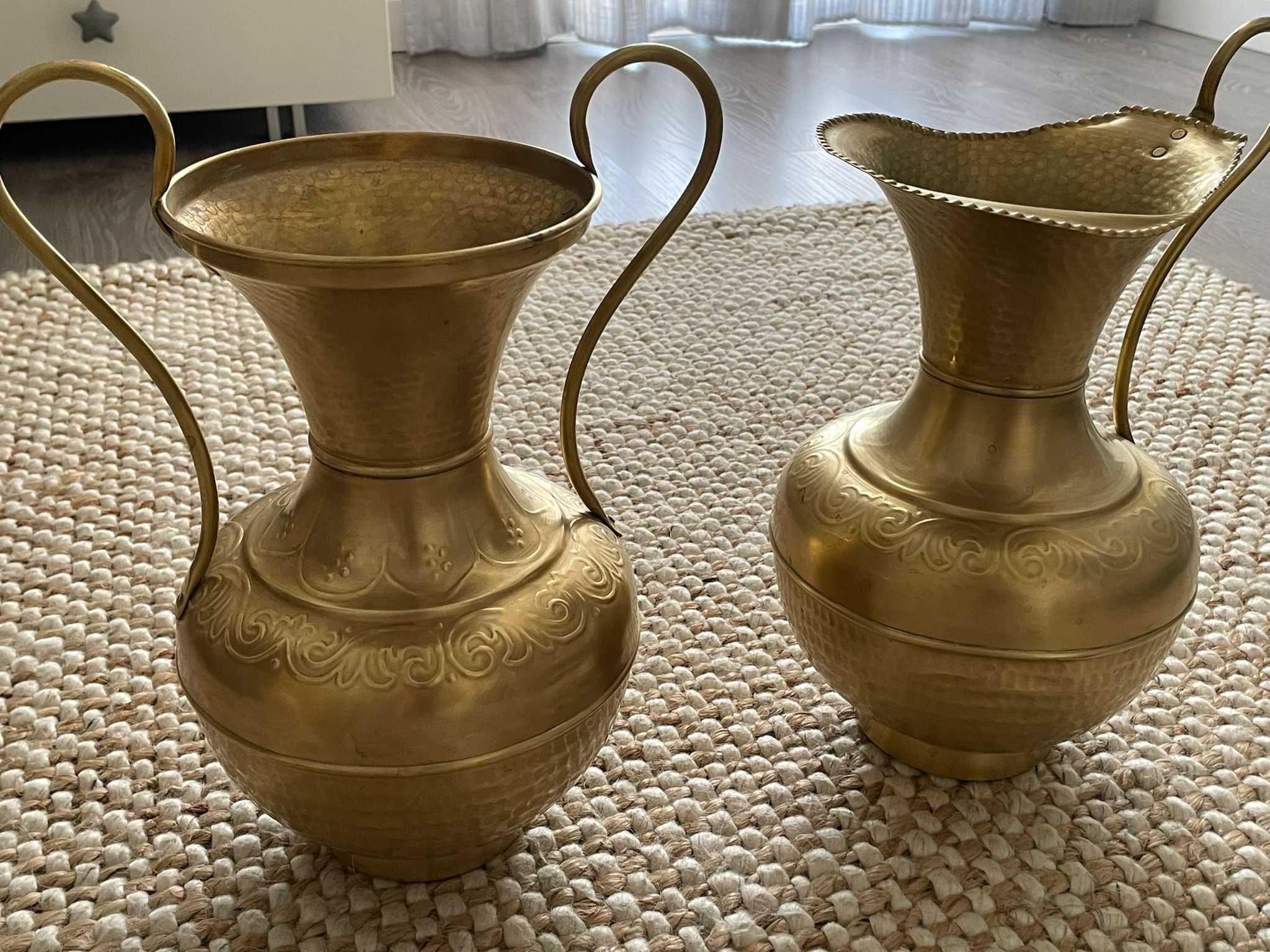 Vaso antigo em latão