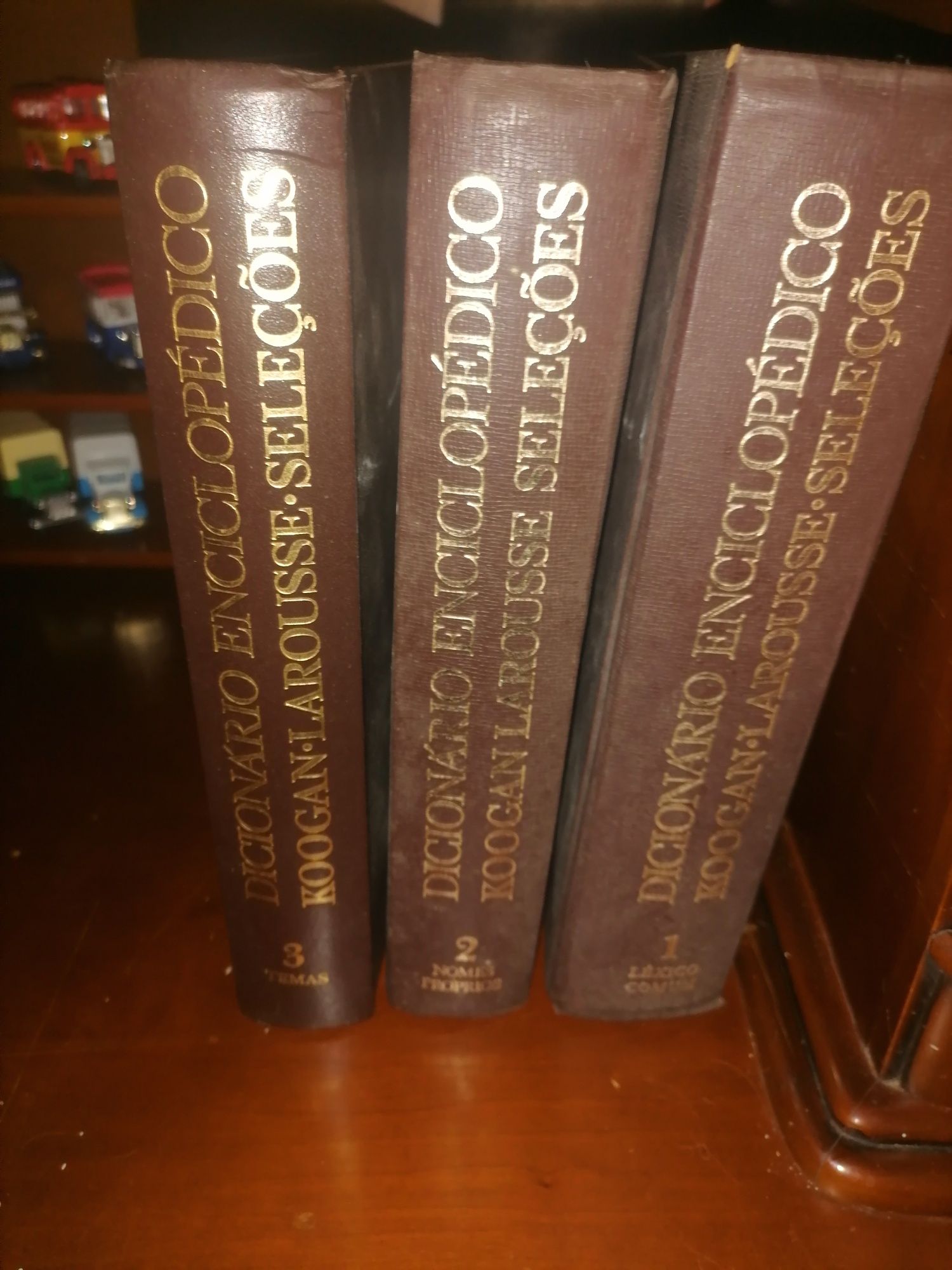 Dicionário Encitolopedico 3 volume por 15 €