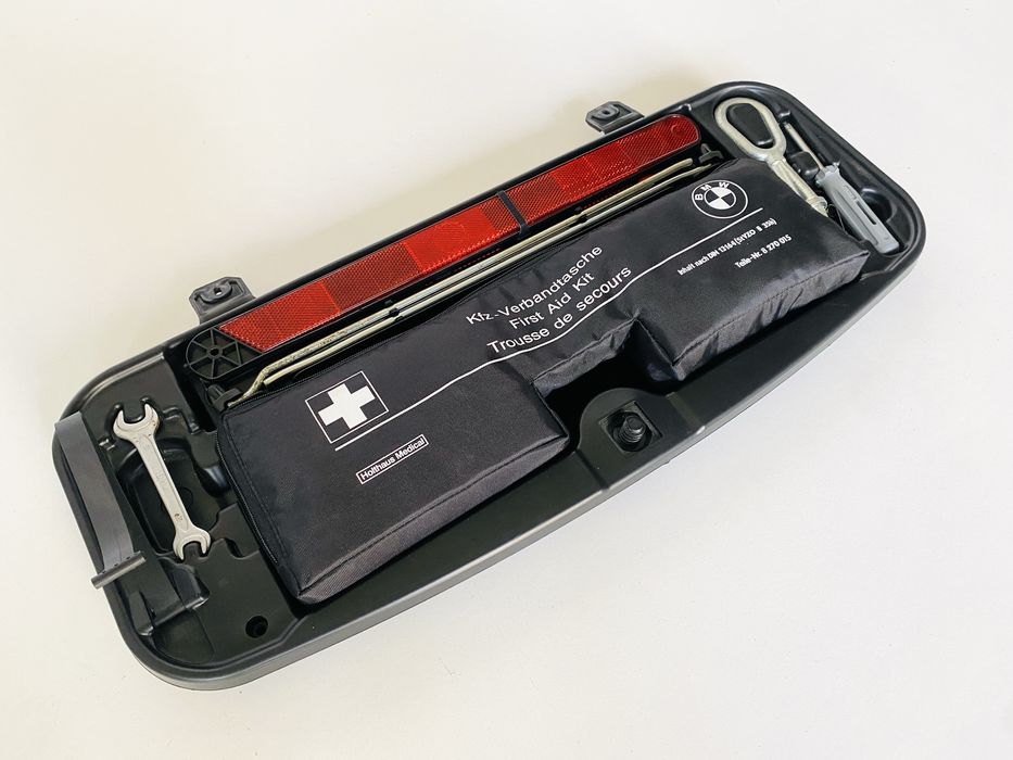 Ніша для Інструментів BMW E60 Викрутка Ключі Аптечка Аварійний Знак