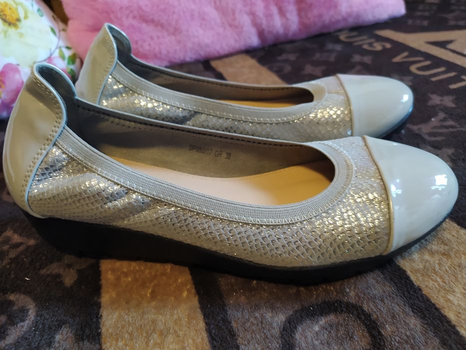 Nowe balerinki na obcasie rozmiar 38