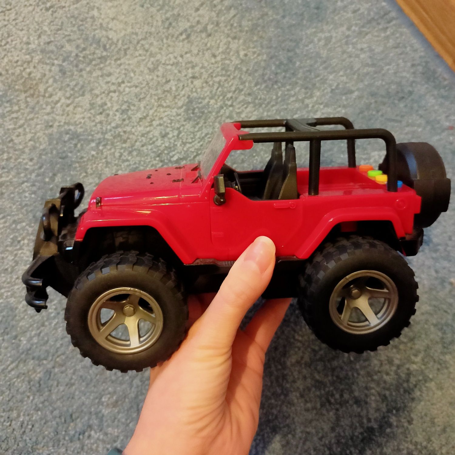 Jeep z otwieranymi drzwiami