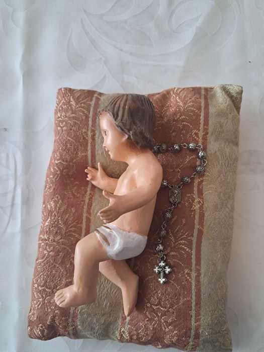 Menino Jesus em terra cotaa com pequeno terço em prata  não marcada