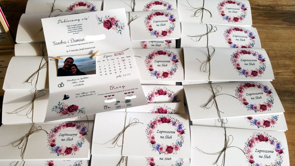 Zaproszenia ślubne ze zdjęciem, spinaczami, kwiaty