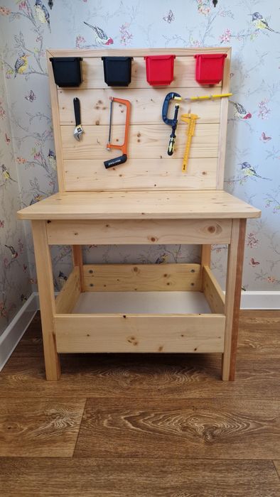 Дитячий верстак. Стіл з інструментами