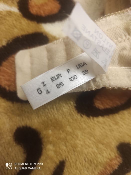 Бюстгальтер бежевий.