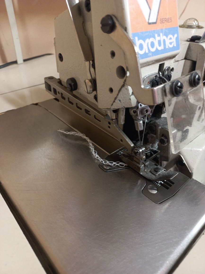Overlock 5 nitkowy Brother