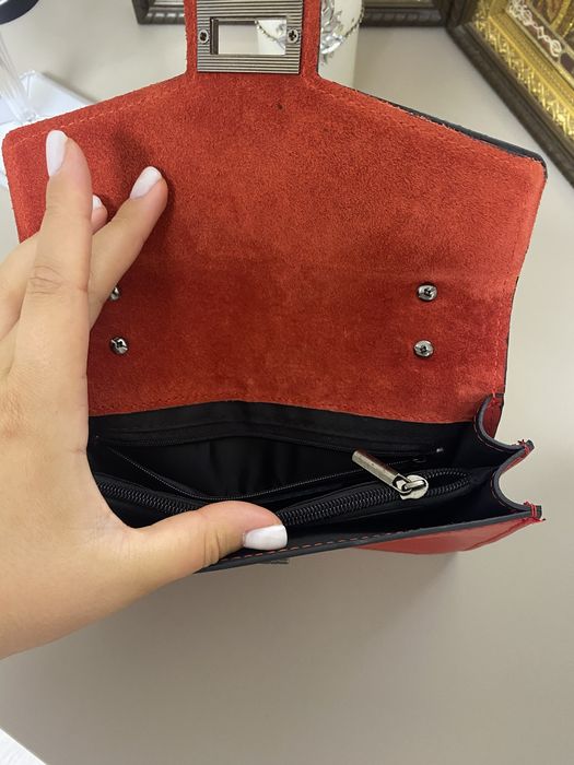 Червона шкіряна сумка