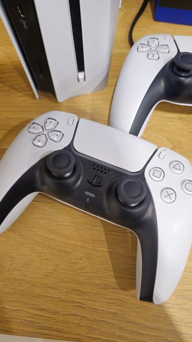 Playstation 5 slim z napędem dysk 1 tb 2 pady i ładowarka + gra