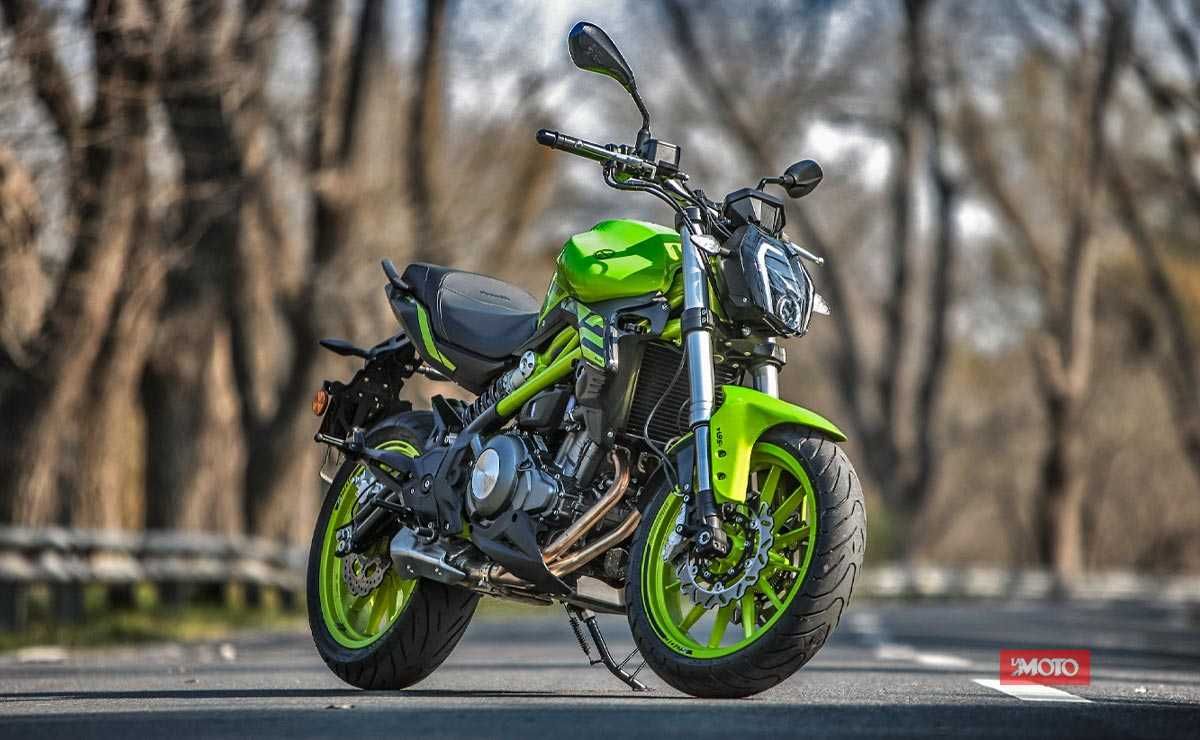 Benelli 302s remonta por carro