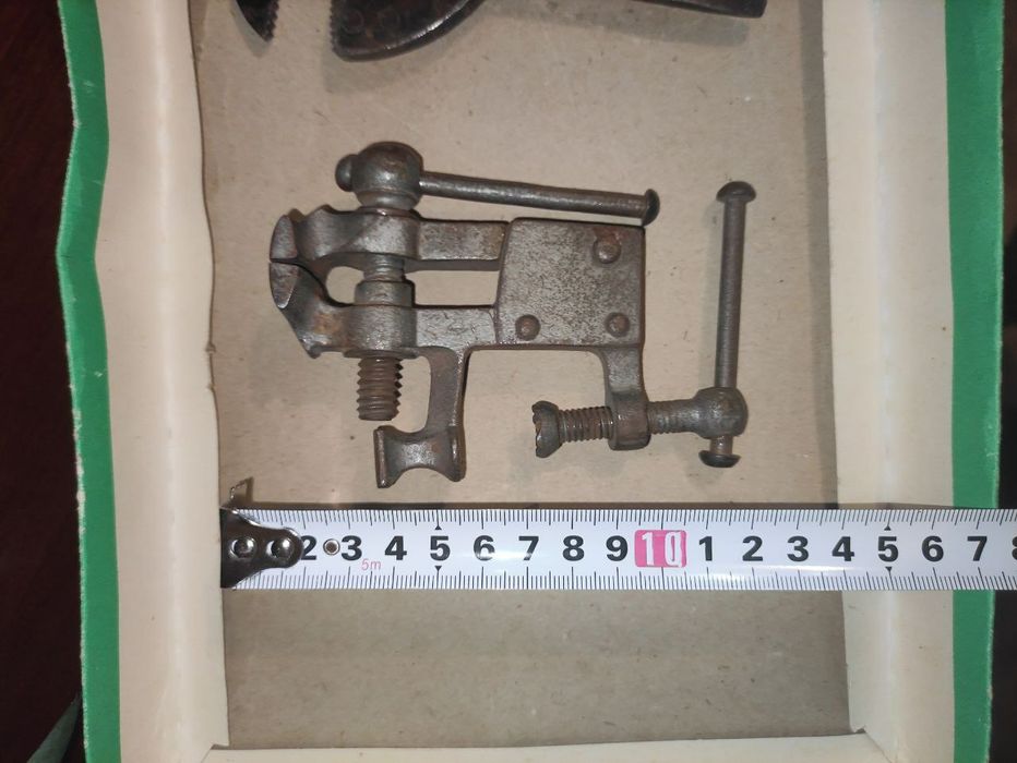 Тиски старинные малогабаритные и ретро разводной ключ