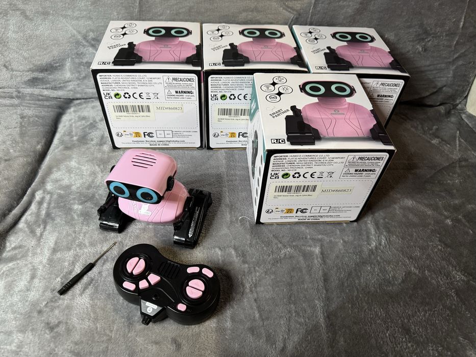 Zestaw 5 nowych robotow zdalnie sterowanych /oczy led/muzyka/jezdzi