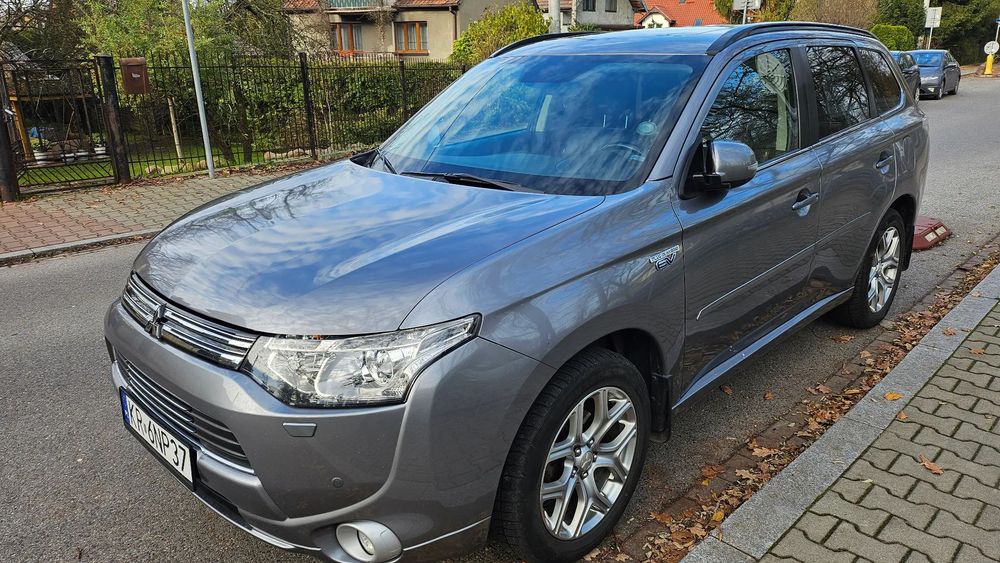 Mitsubishi Outlander HYBRYDA - tempomat aktywny (ACC) - hak wpinany
