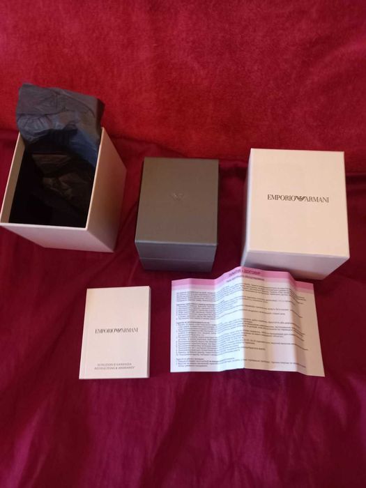 Подарунковий футляр та коробка для годинника EMPORIO ARMANI.