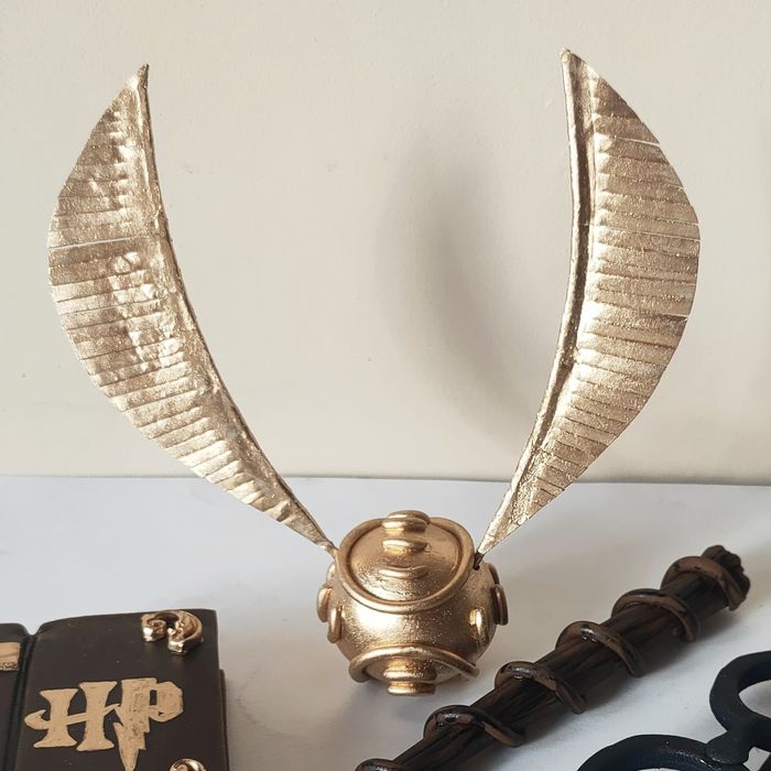 Złoty znicz Harry Potter HP z masy cukrowej na tort topper ozdoba