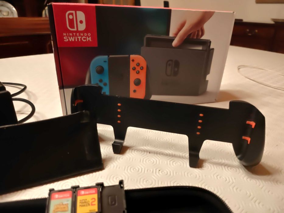 Nintendo Switch Consola + Caixa + Bolsa + Grip + Jogos