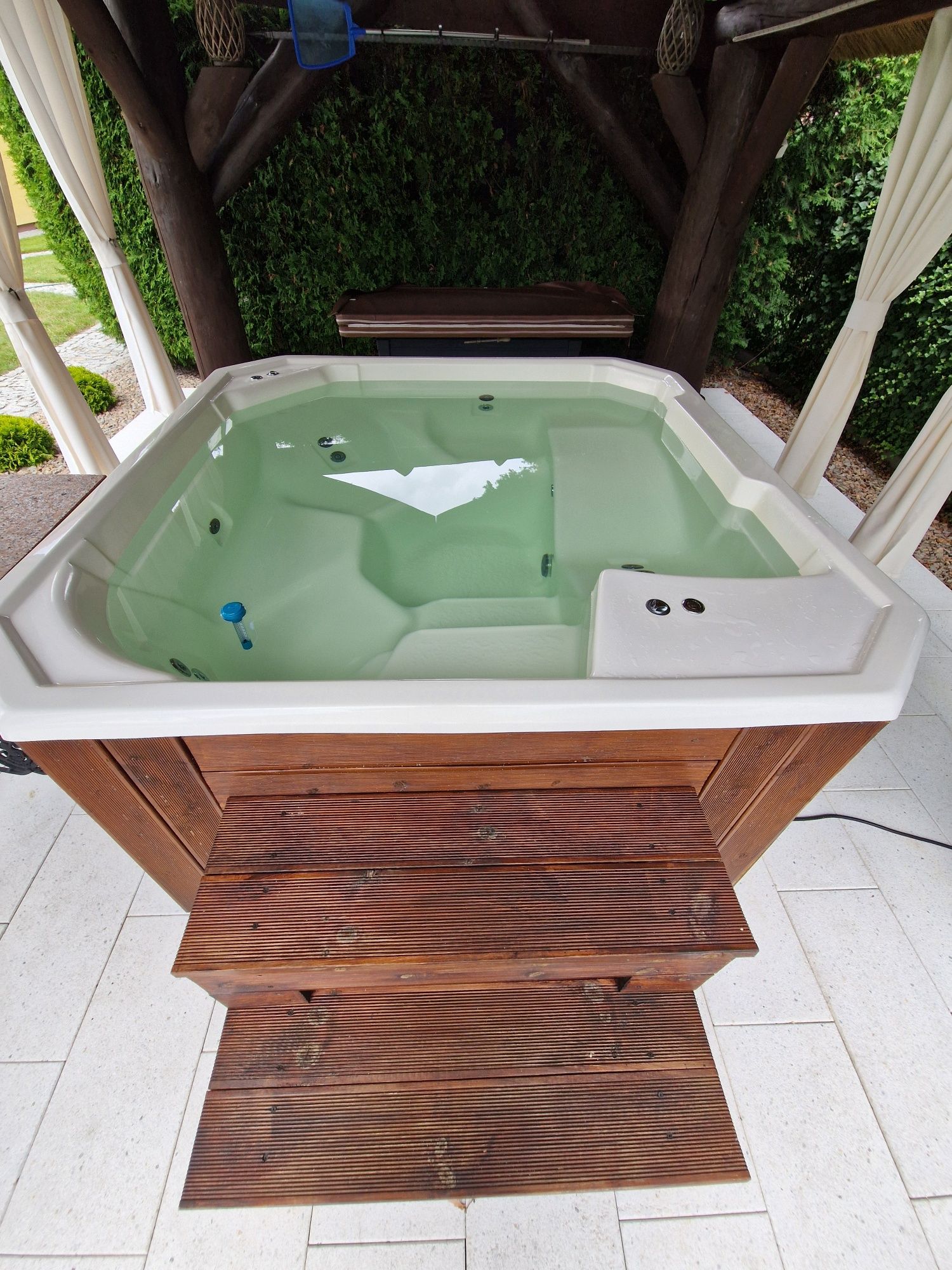 Jacuzzi ogrodowe dla 5 osob 2m X 2m