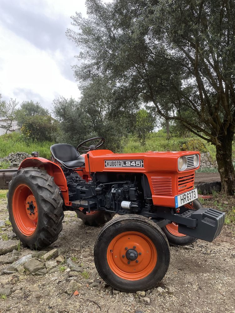 Kubota 245 com alfaias