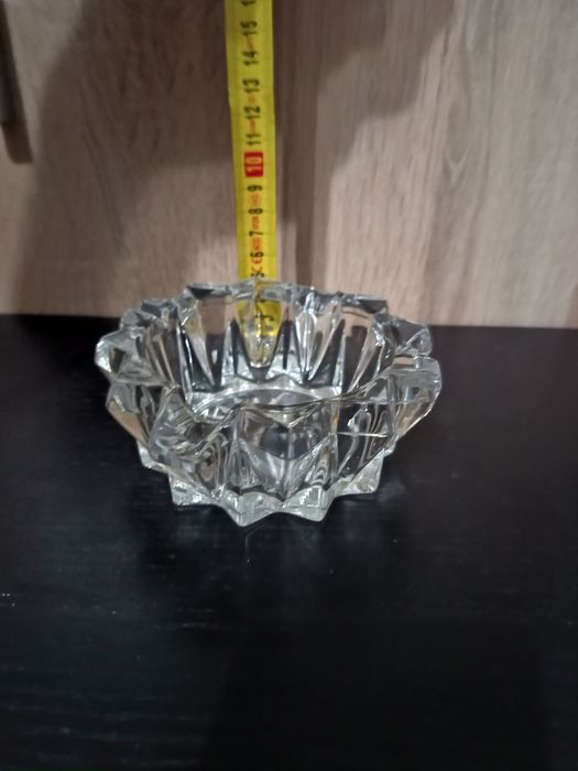 Szklana popielniczka.