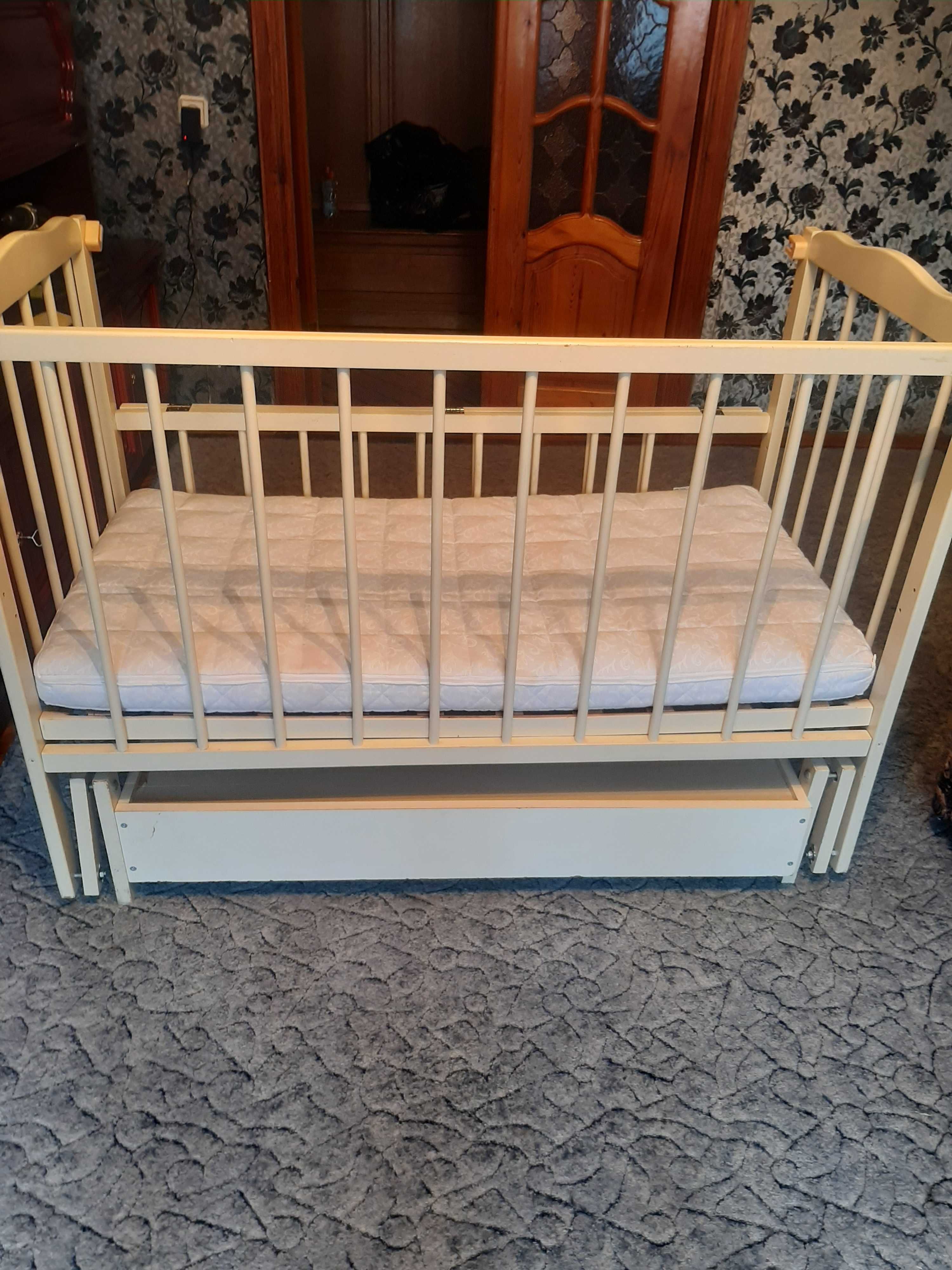 Детская кроватка для новорожденных с маятником и ящиком
