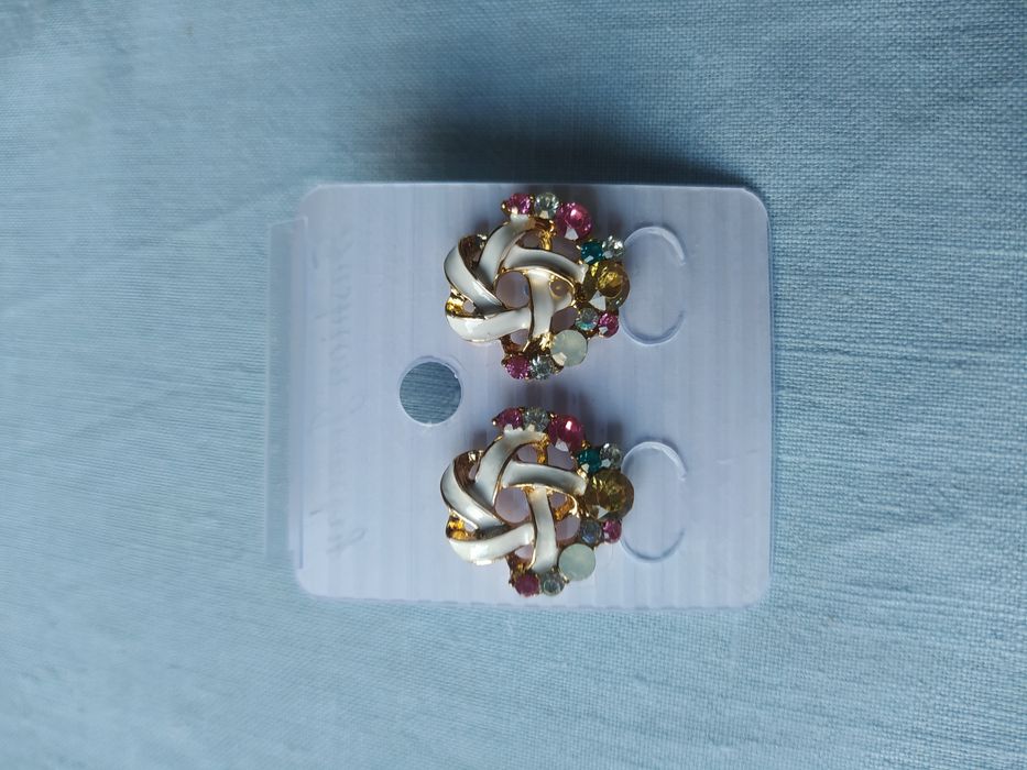 Brincos brancos com brilhantes multicolor NOVOS