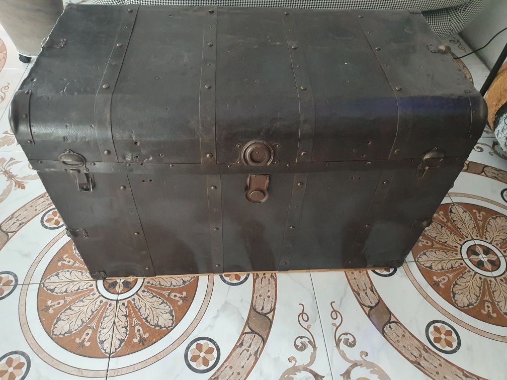 Duży Stary zabytkowy kufer