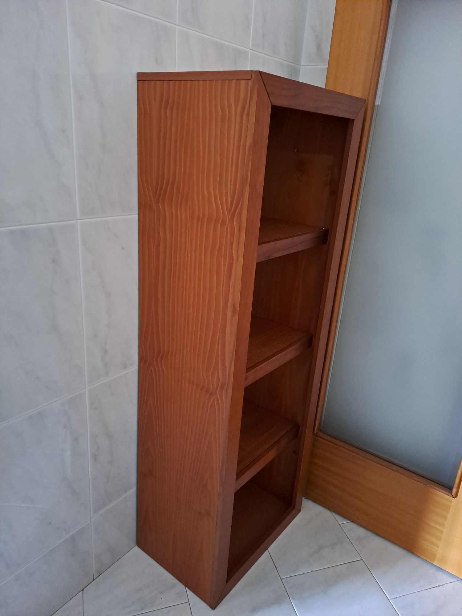 Móvel de sala em madeira cerejeira