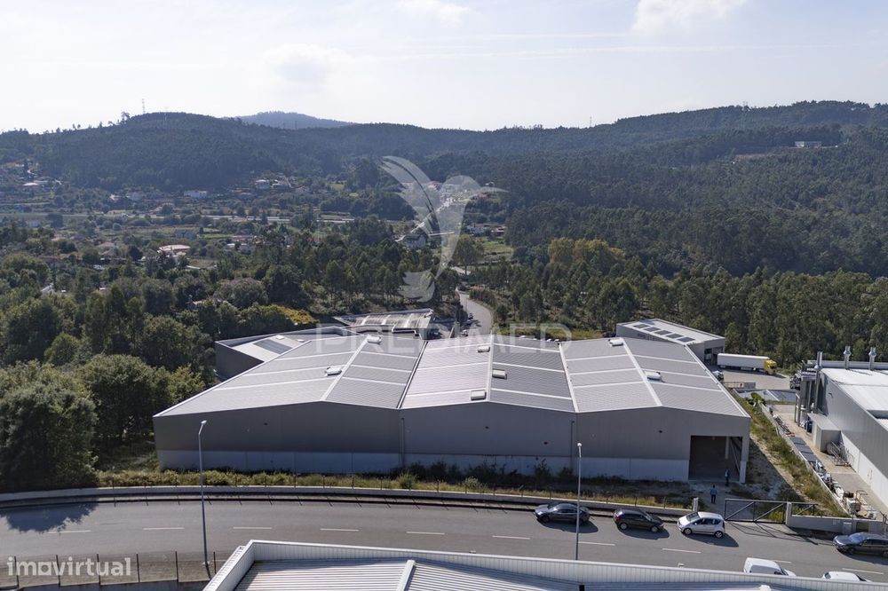 Pavilhão industrial com 2416m2.