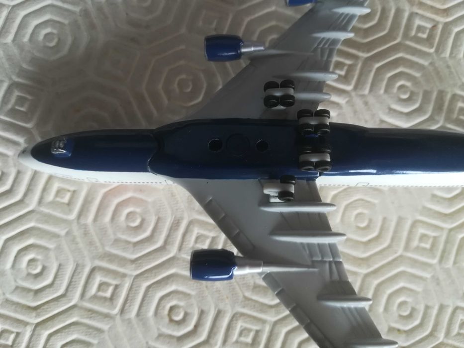 Avião comercial boeing 747 em metal