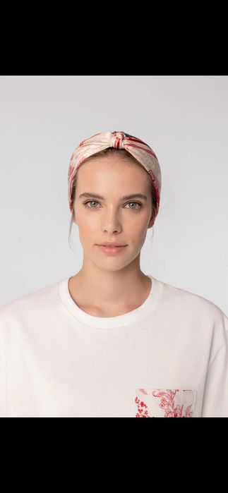 Jedwabna apaszka damska w kwiatowy print TRANNI biała bizuu biała red