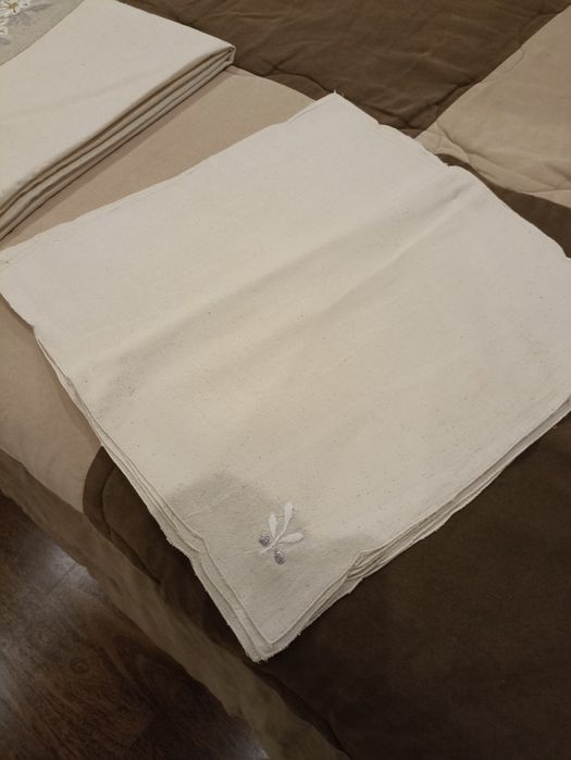 Toalha e guardanapos de linho bordado