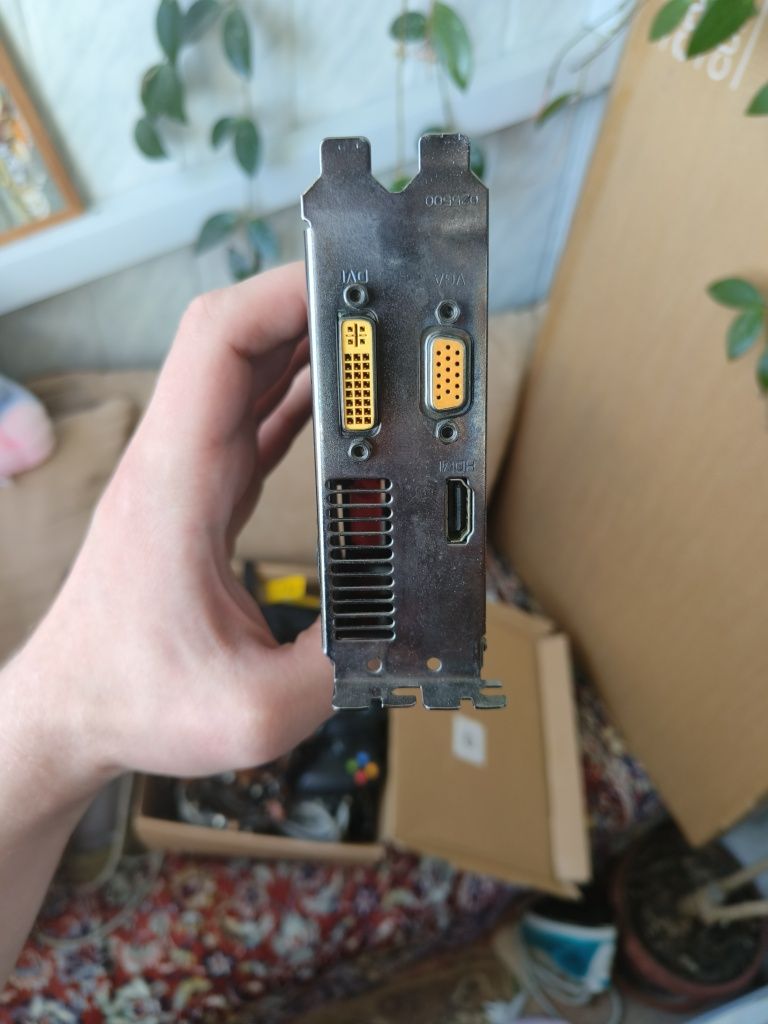 Не робоча GTX 550TI 1 GB на запчастини