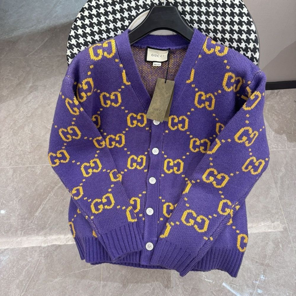 nowy modny sweter