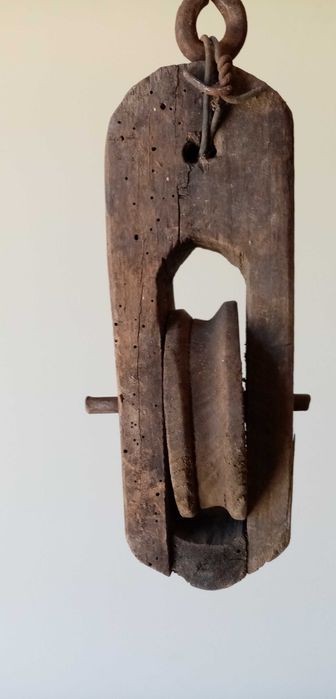 Fuso de fiar, roldana de  madeira, lampião, balança
