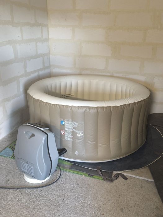 Dmuchane Jacuzzi Avenil z hydromasażem