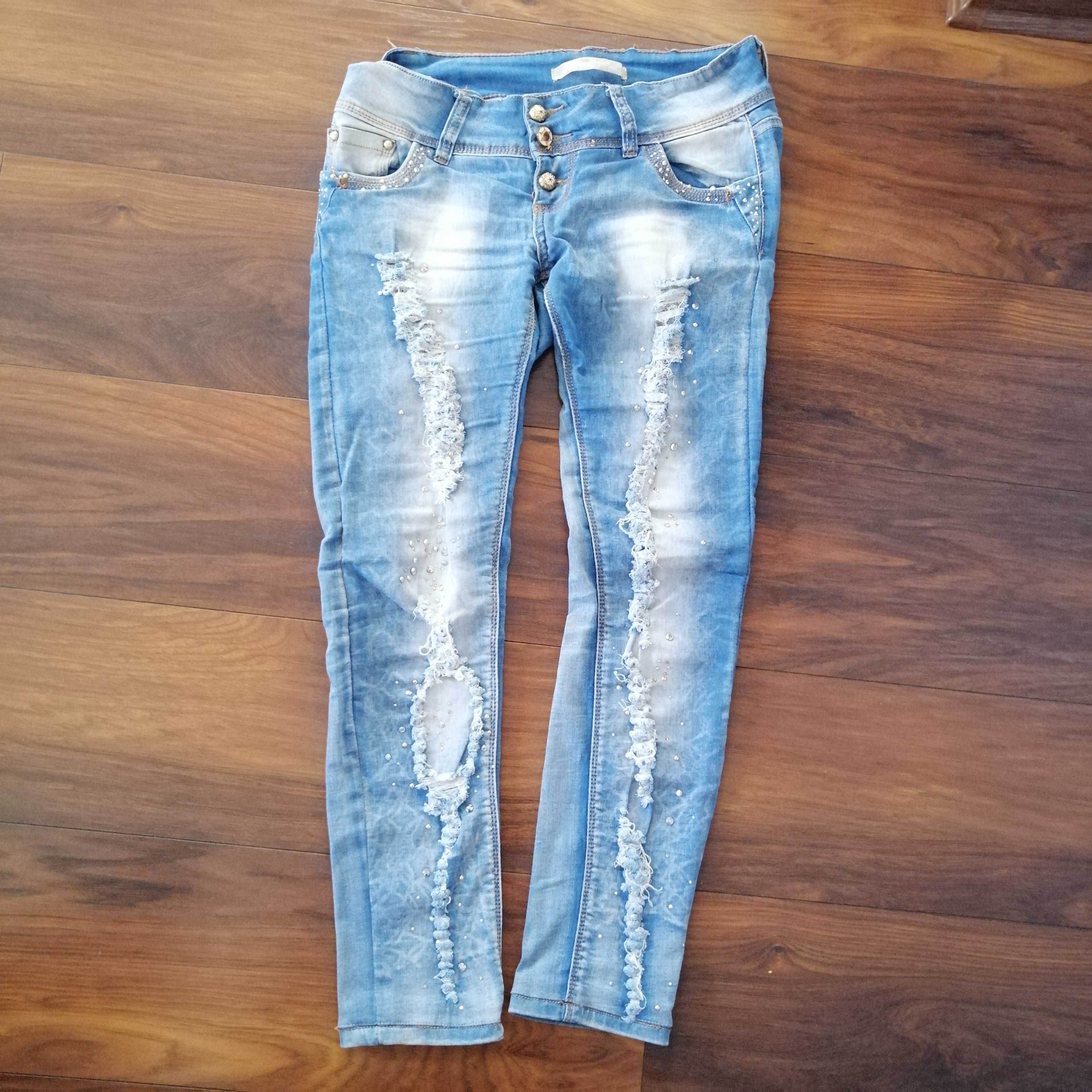 Jeans z dżetami i "dziurami", r. L