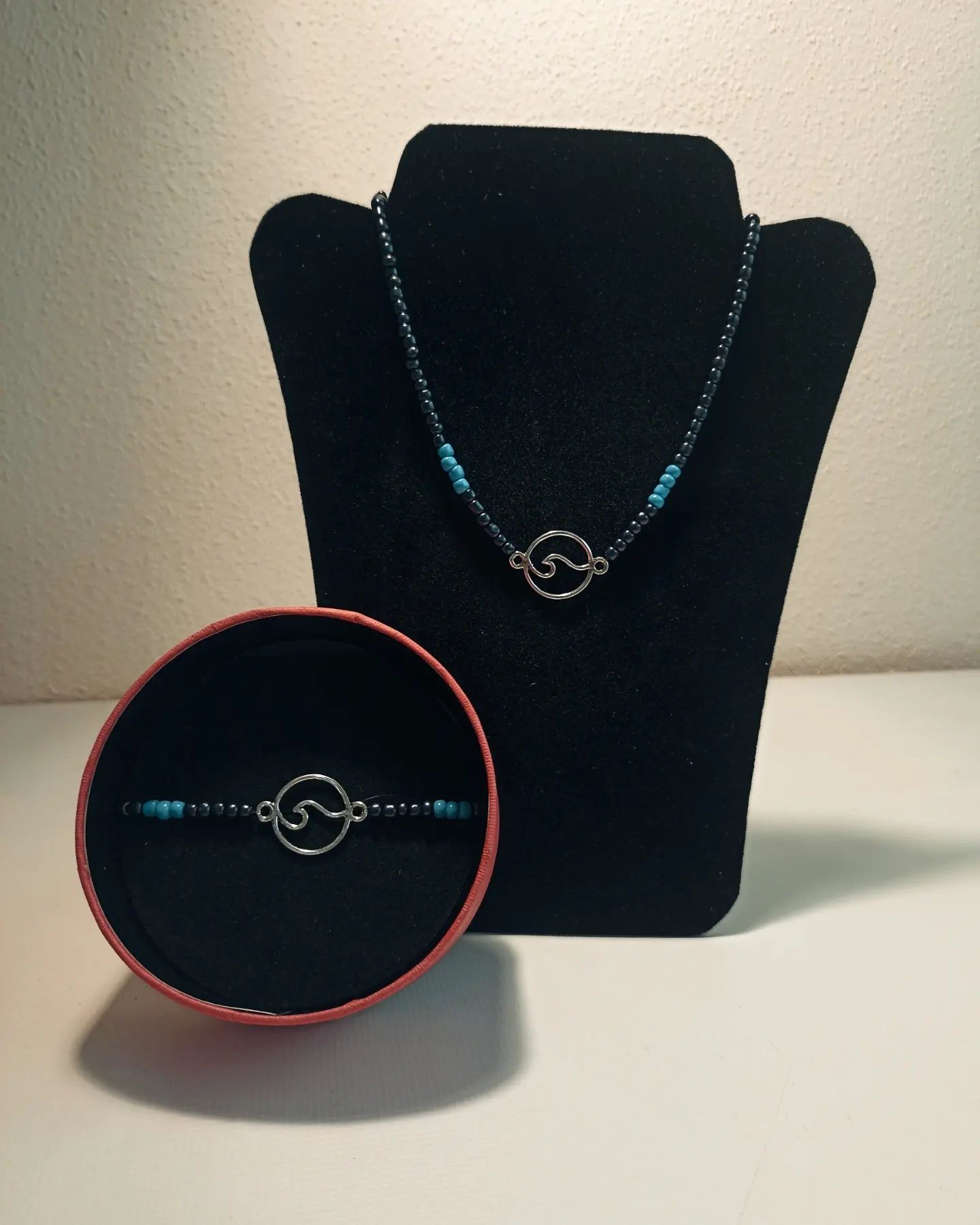 Conjunto de colar e pulseira sobre o mar