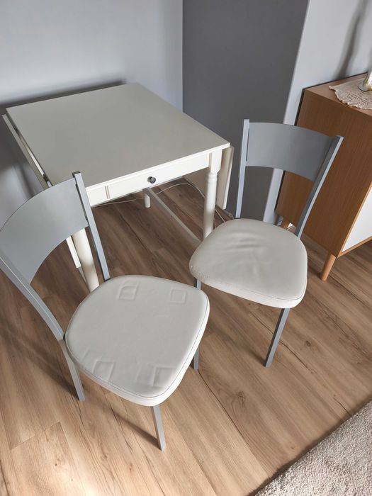 Mesa novo como poucos dias de uso com 2 cadeiras preço negociável