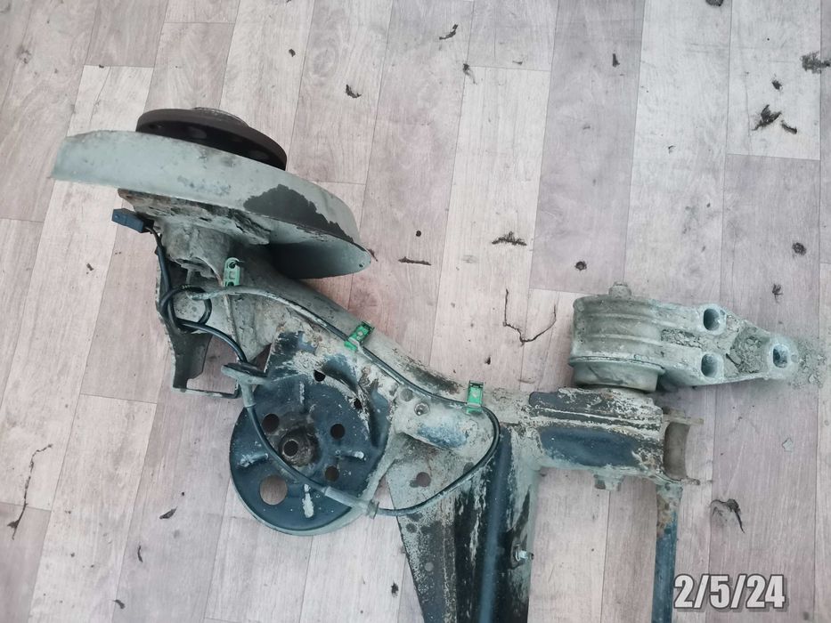 VW Passat B5 FL lift Kombi Belka tylnego zawieszenia tylna tył