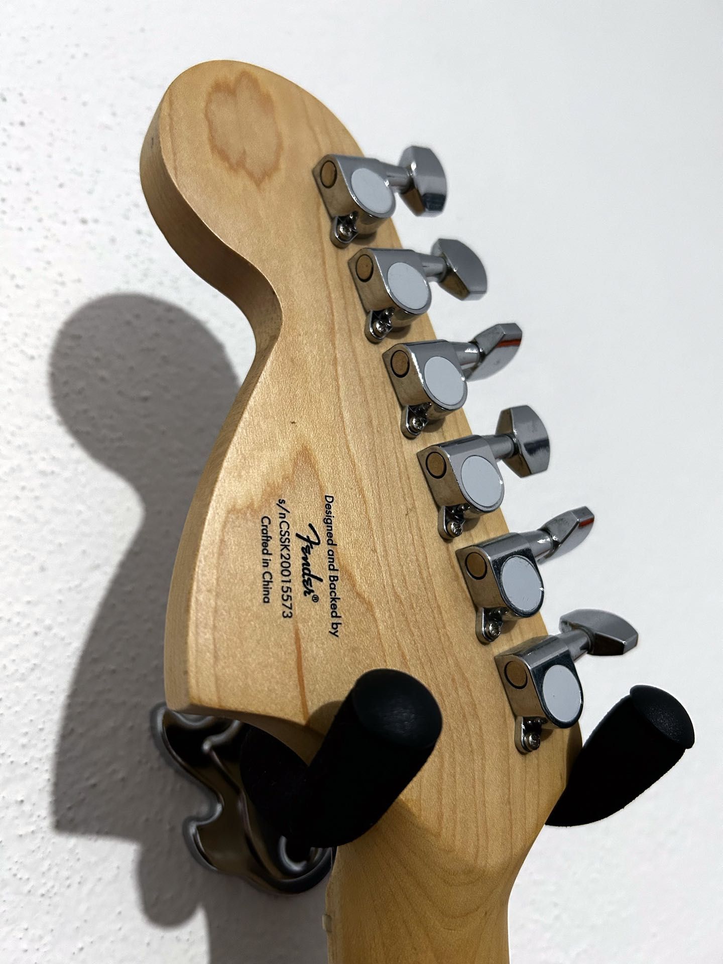 guitarra eléctrica Fender Squier Stratocaster + amplificador Marshall
