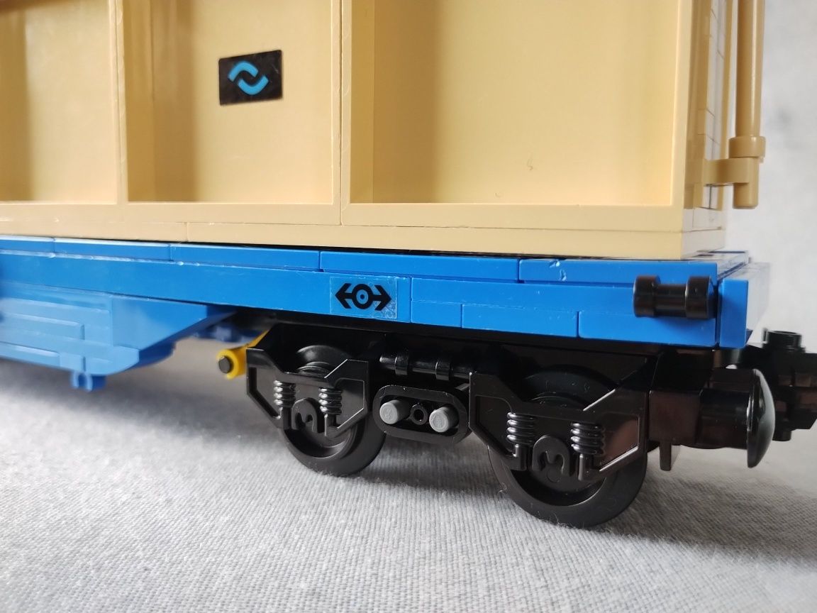 LEGO train, pociąg towarowy, wielki wagon kolejowy z kontenerami