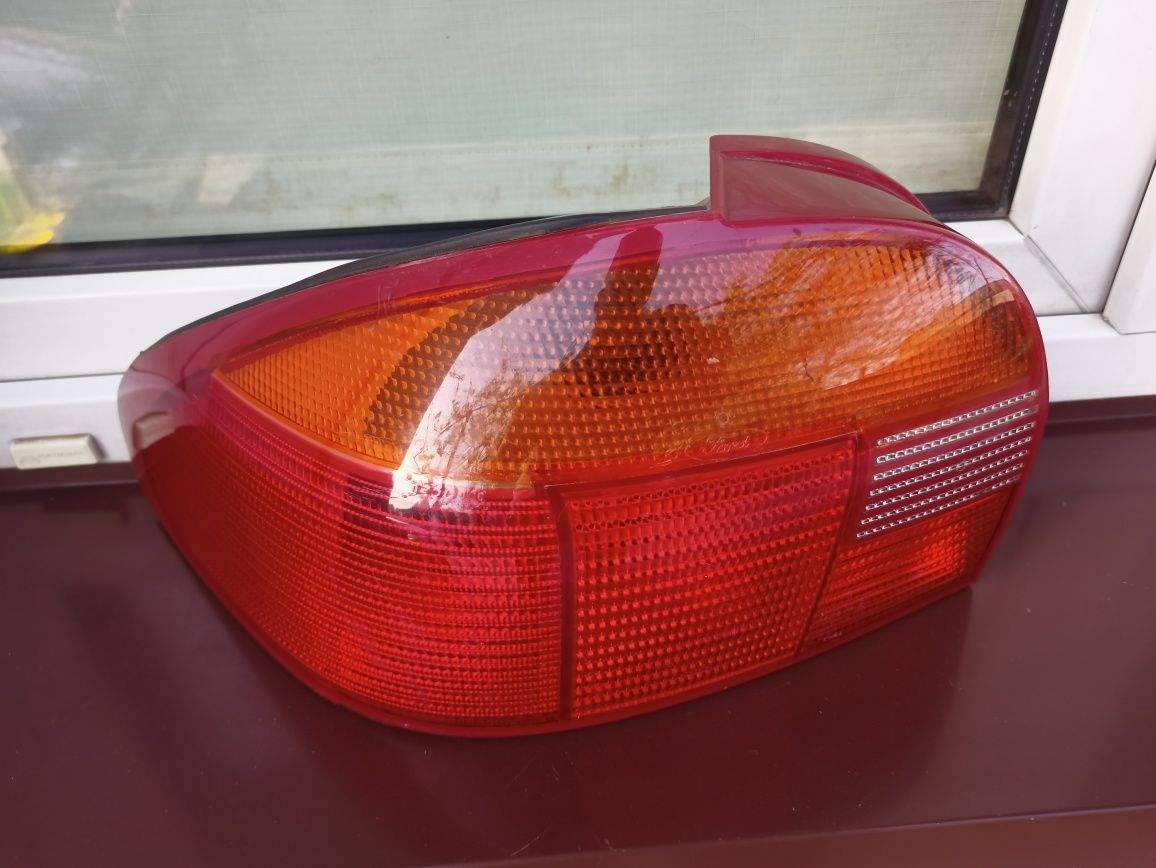 Ford Mondeo MK1 hatchback lampa tył tylna lewa wkład