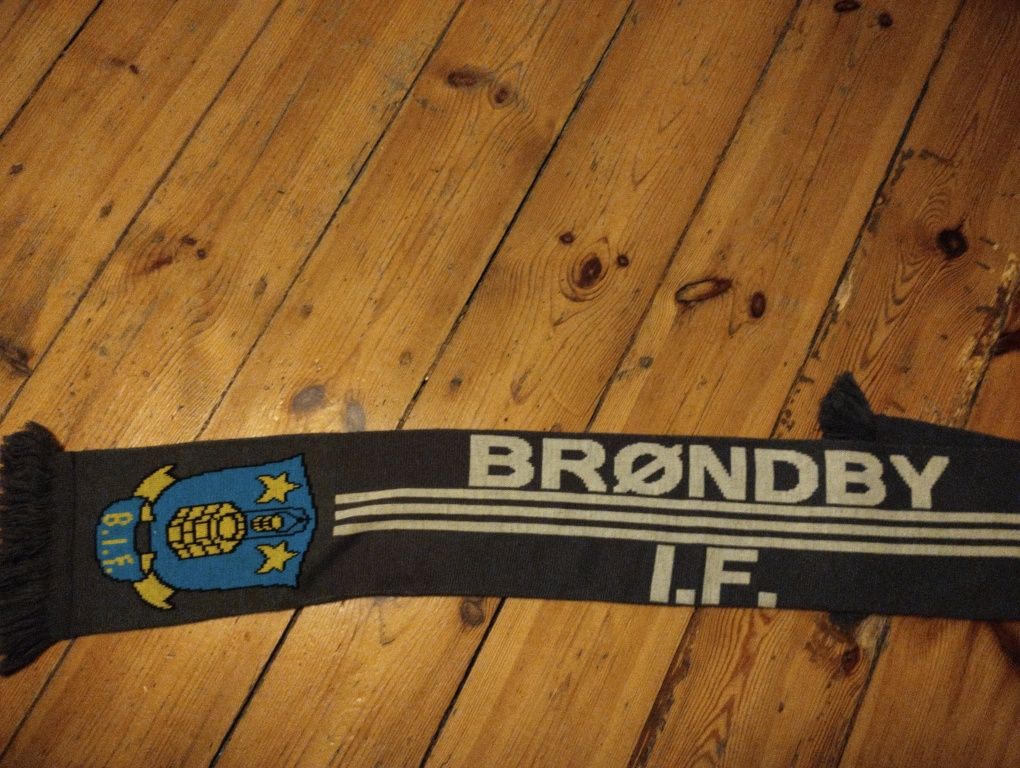 Szalik klubu piłkarskiego Brondby IF Adidas